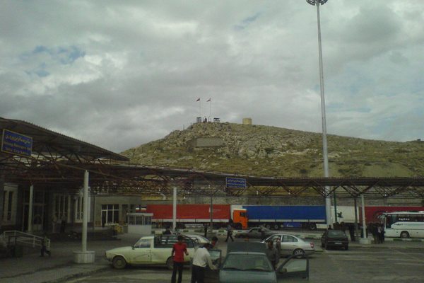 نمای آرشیوی محوطه مرزی بازرگان با خودروها و کامیون‌ها