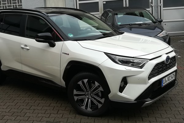نمای جلوی تویوتا RAV4 هیبرید سفید در آلمان؛ عکس آرشیوی سال ۲۰۱۹